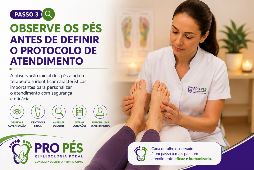 Terapeuta observando cuidadosamente os pés da cliente antes da sessão de Reflexologia Podal.