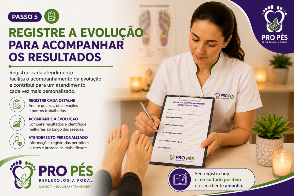 Terapeuta registrando as informações da sessão de Reflexologia Podal na ficha de acompanhamento do cliente.