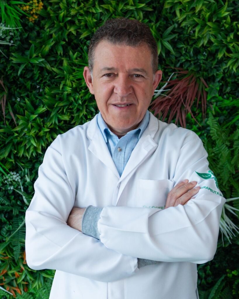 Professor Roberto Rodrigues, professor de Reflexologia Podal no Método PROPÉS