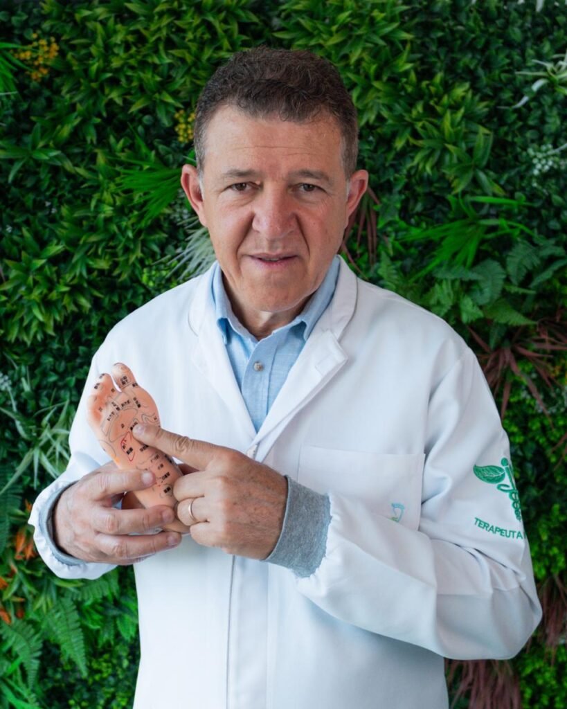 Professor Roberto Rodrigues, professor de Reflexologia Podal do Método PROPÉS